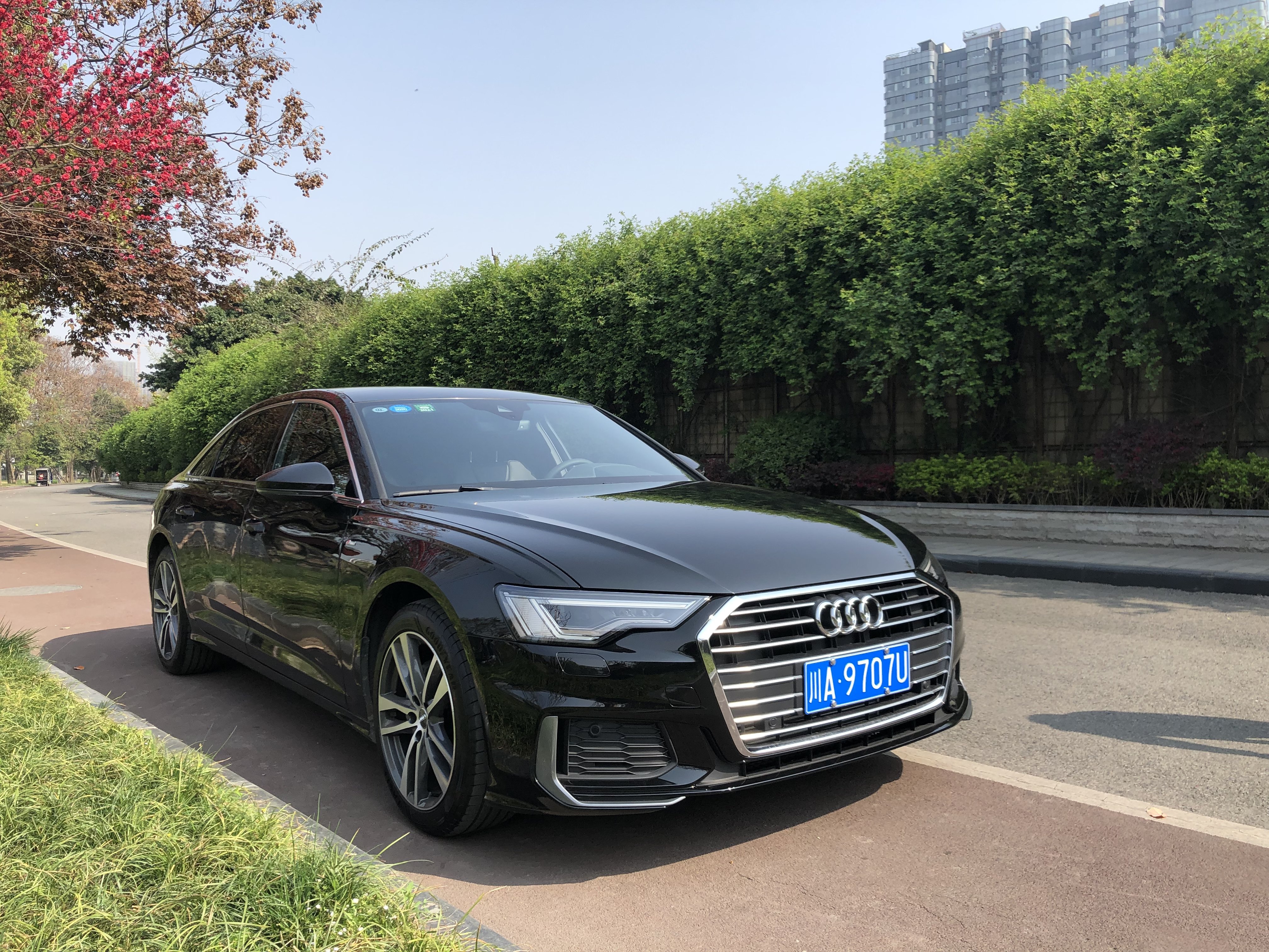 在開車的時(shí)候可以通過(guò)哪些方法節(jié)省油費(fèi)?